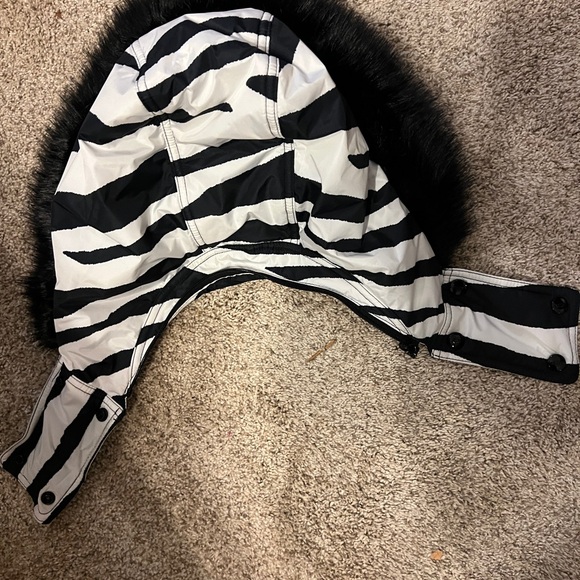 Black and white ski jacket - Picture 3 of 8